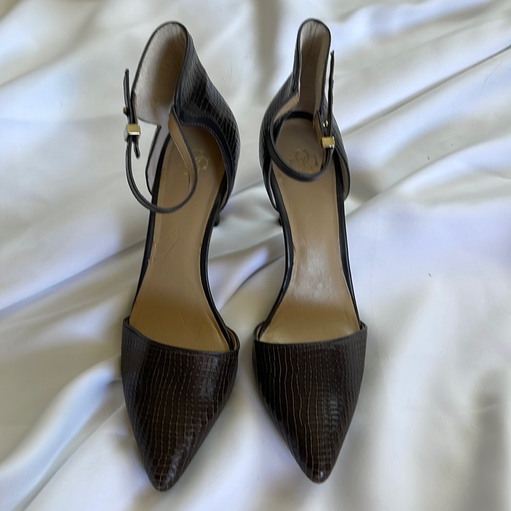 Ann Taylor Dark brown size 9 heels. In great pre owned condition.